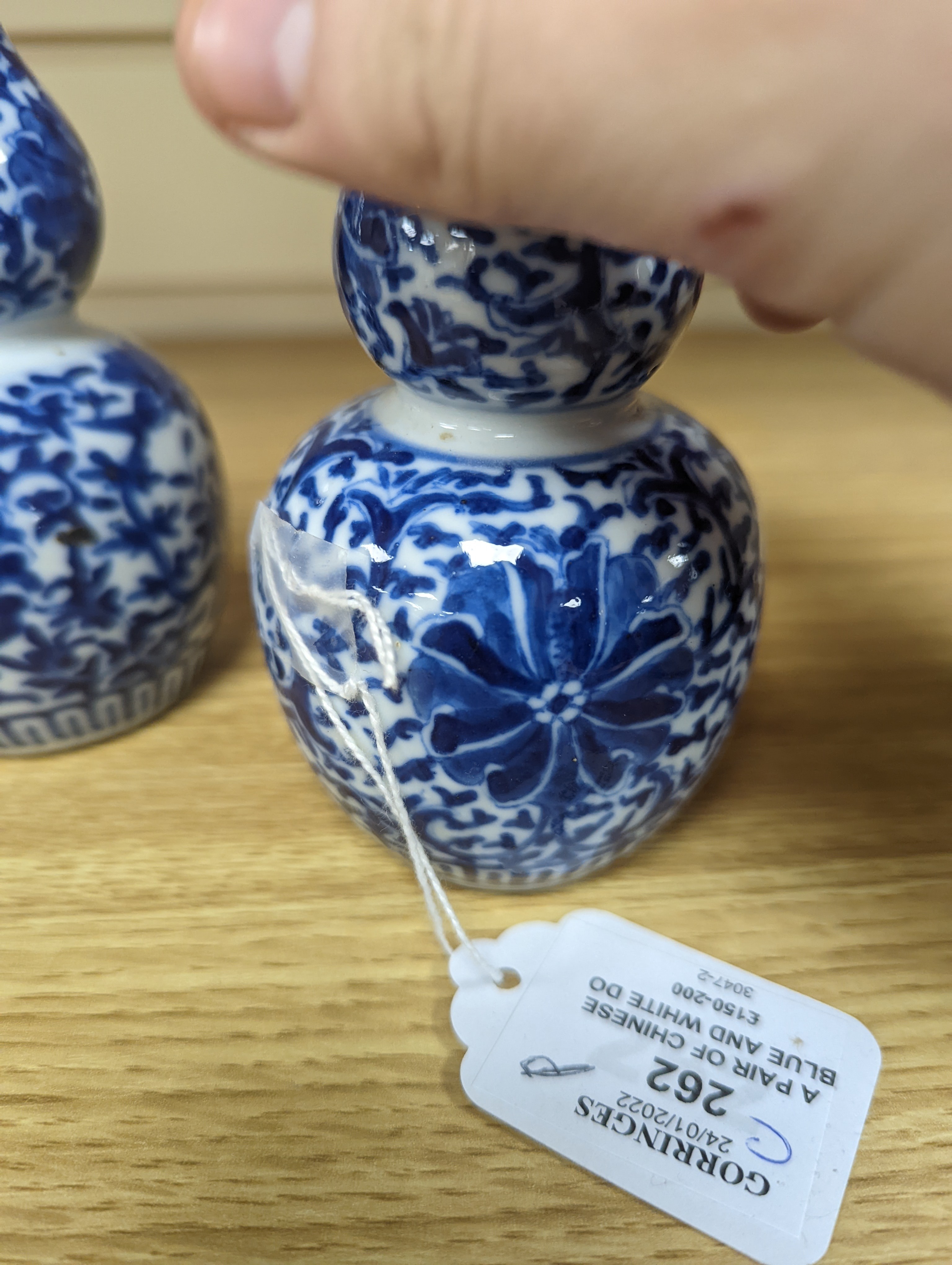 A pair of Chinese blue and white double-gourd small vases 14cm